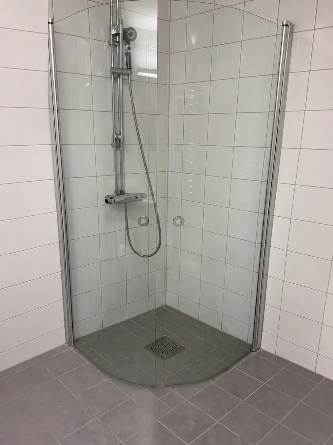 Duschglas och kakel efter städning